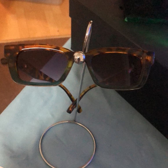 Host pic 🔥🔥🔥🔥Trendy animal print sunnies , square Lens - hip glasses - Picture 3 of 7